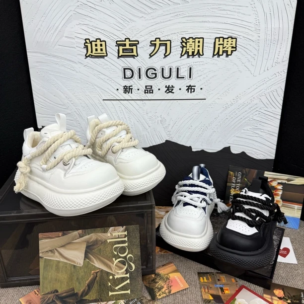 【迪古力】2025冬新款大头厚底真皮增高女百搭面包休闲运动板鞋莎