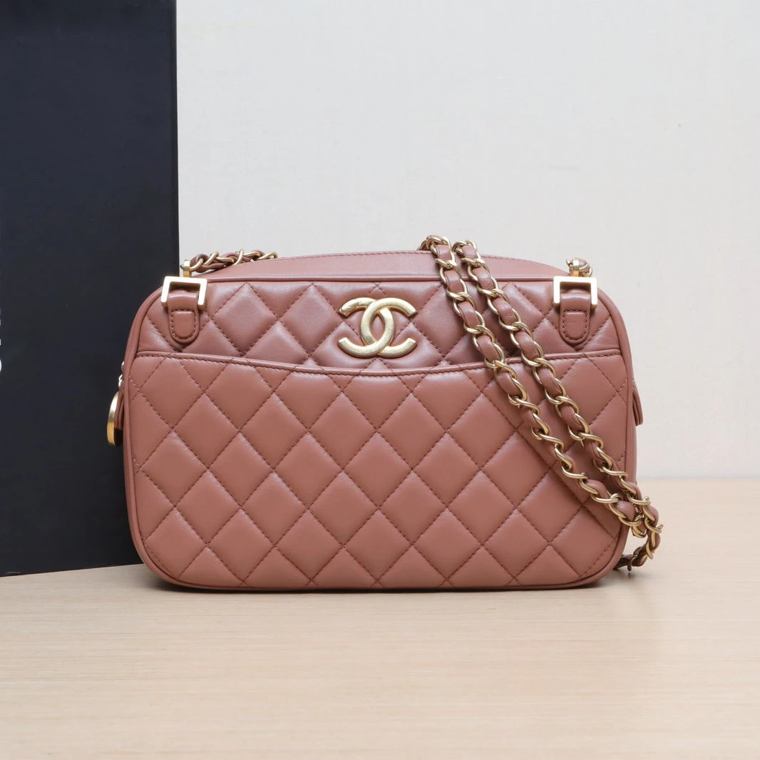 95新 Chanel/香奈儿 【娇豆沙粉皮革C 17开 金扣金币相机包 806650
