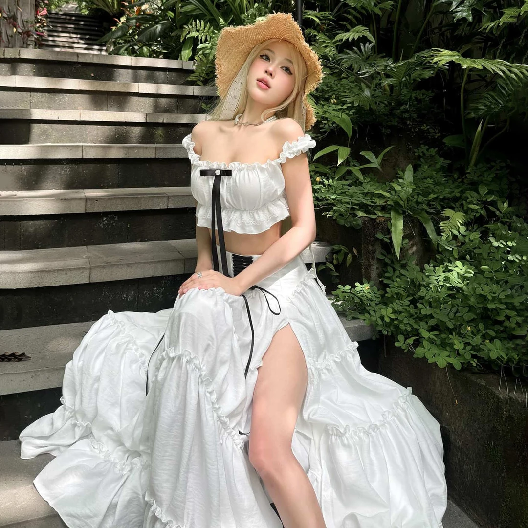 颖三三越南小众度假荷叶边甜美一字肩上衣绑带吊带开衩半身裙套装