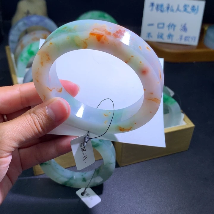 定制翡翠未镶嵌翡翠手镯