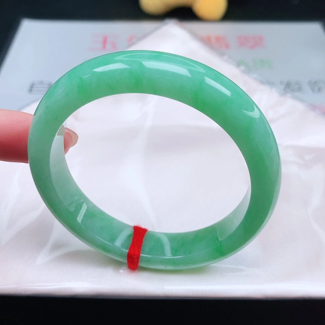 翡翠手镯未镶嵌满绿30飘阳绿