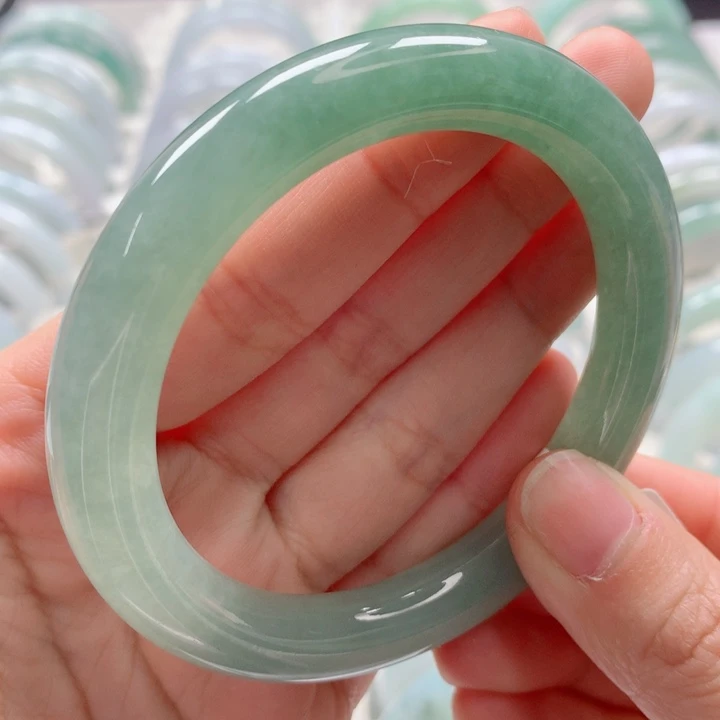 翡翠手镯未镶嵌完美冰湖水绿圆条起胶细腻56