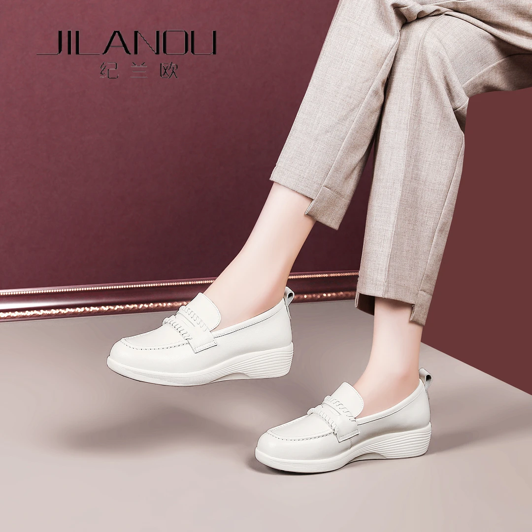 真皮平底乐福鞋女春秋2025新款坡跟中老年妈妈单鞋不累脚软底女鞋