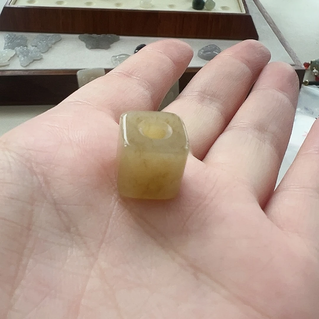 和田玉未镶嵌颈饰球****?