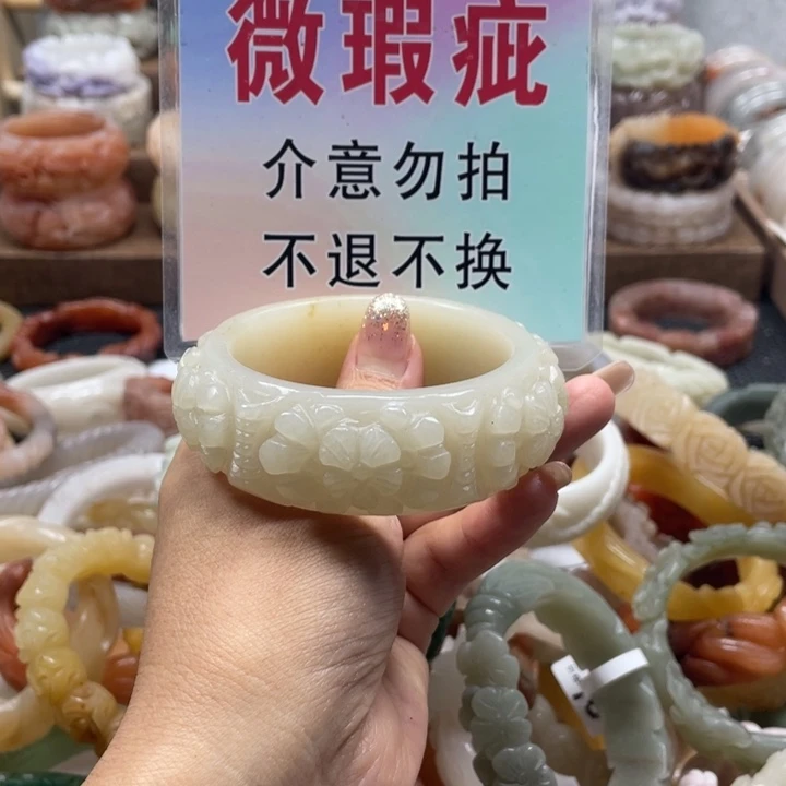 徐***兰未镶嵌手镯石英质玉