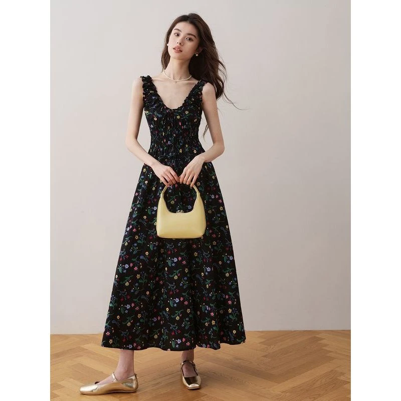 黑色收腰褶皱碎花吊带连衣裙女夏季新款小清新气质系带抽绳长裙子