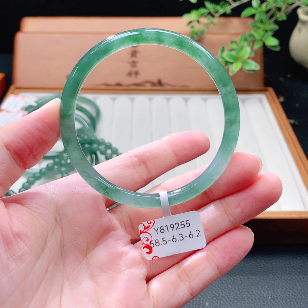 未镶嵌手镯（圆镯）翡翠