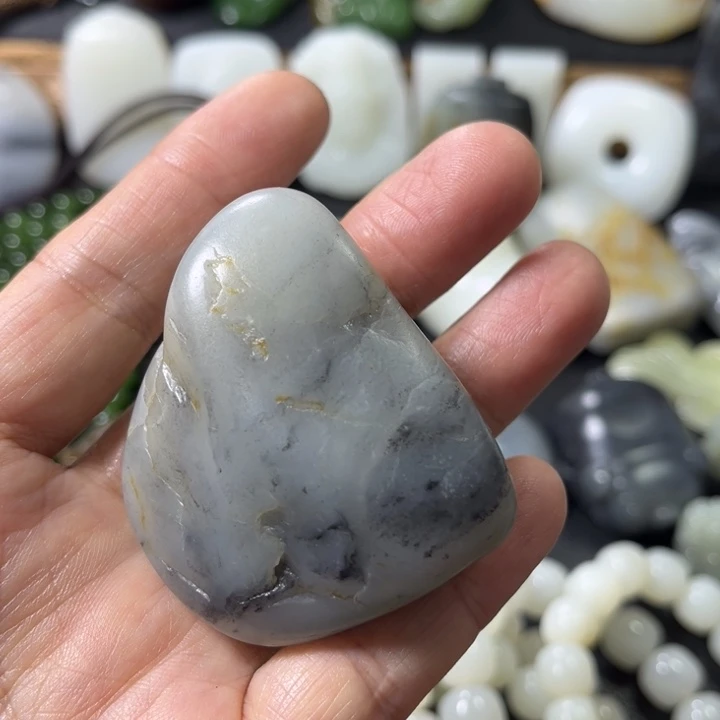 和田玉未镶嵌把件