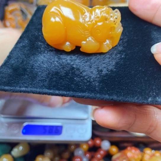 石英质玉（黄龙玉）未镶嵌颈饰