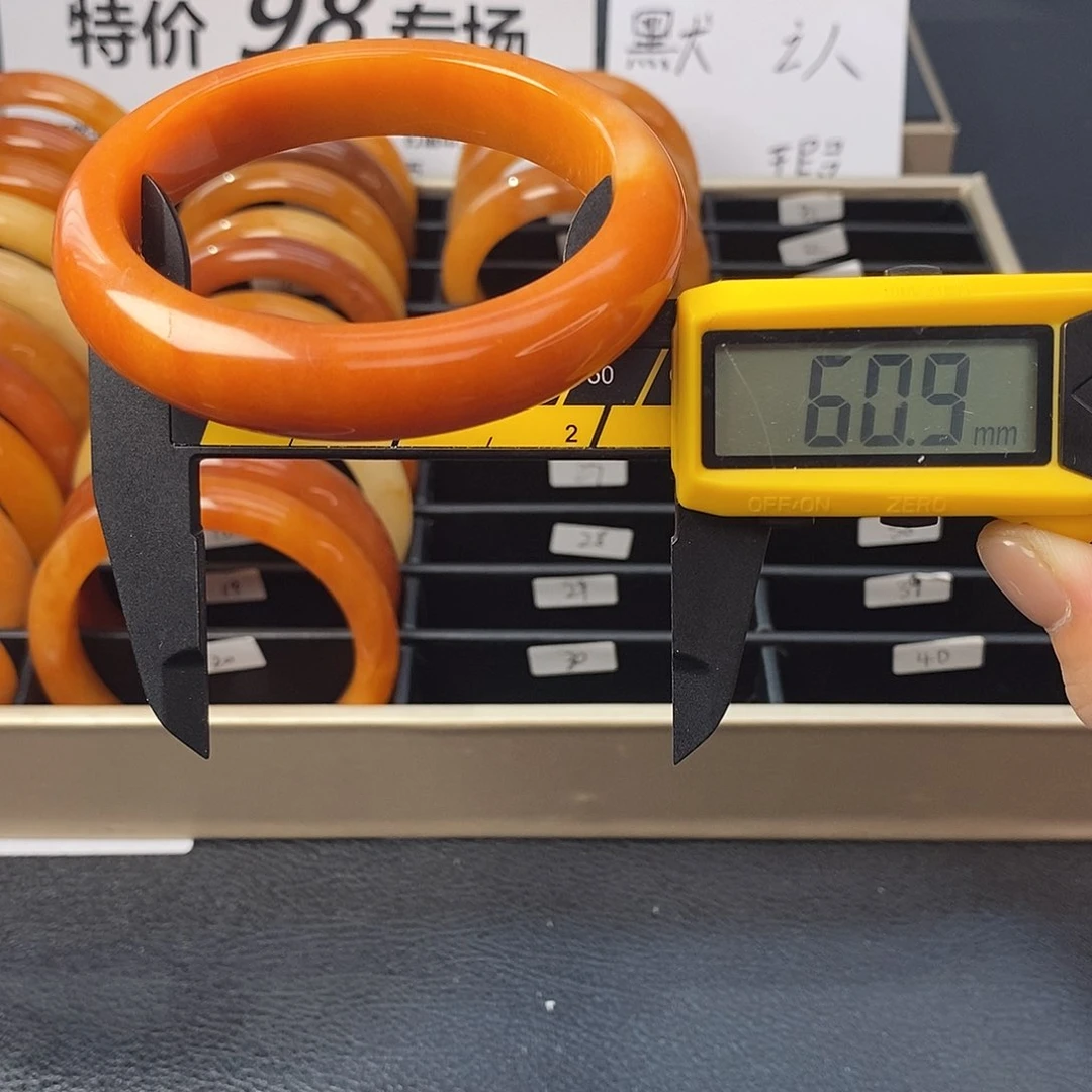 未镶嵌石英质玉（黄龙玉）手镯24号