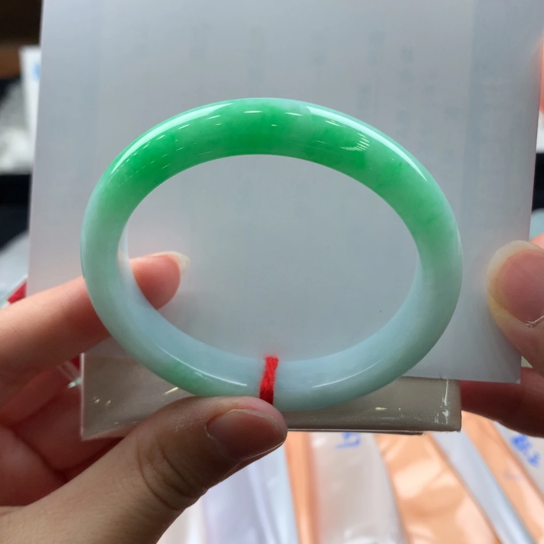 翡翠手镯未镶嵌19号白底青强推闭眼收