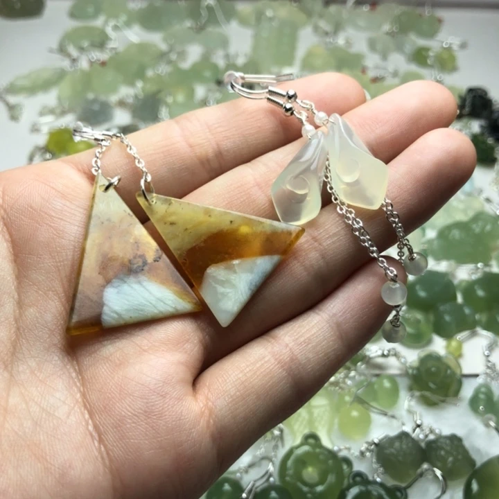 蛇纹石玉耳饰合金