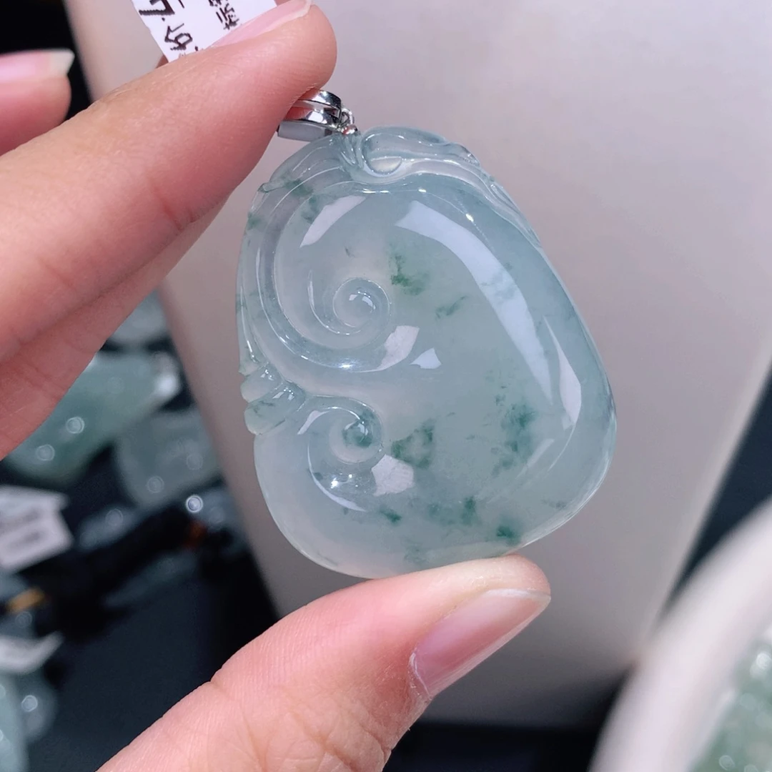 颈饰18K金镶嵌翡翠冰飘蓝花大如意