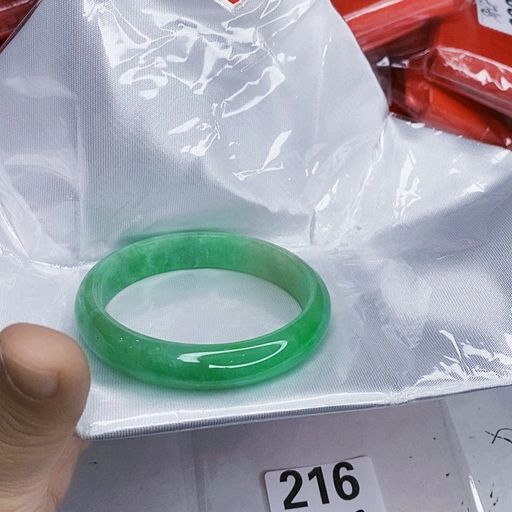 翡翠未镶嵌手镯一图一物实物为准（微瑕处理）