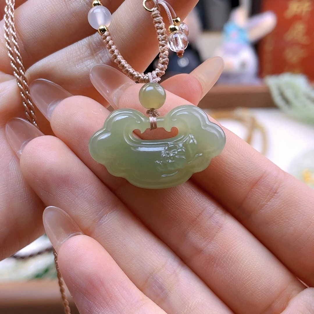 冰***寒和田玉未镶嵌吊坠(赠链)