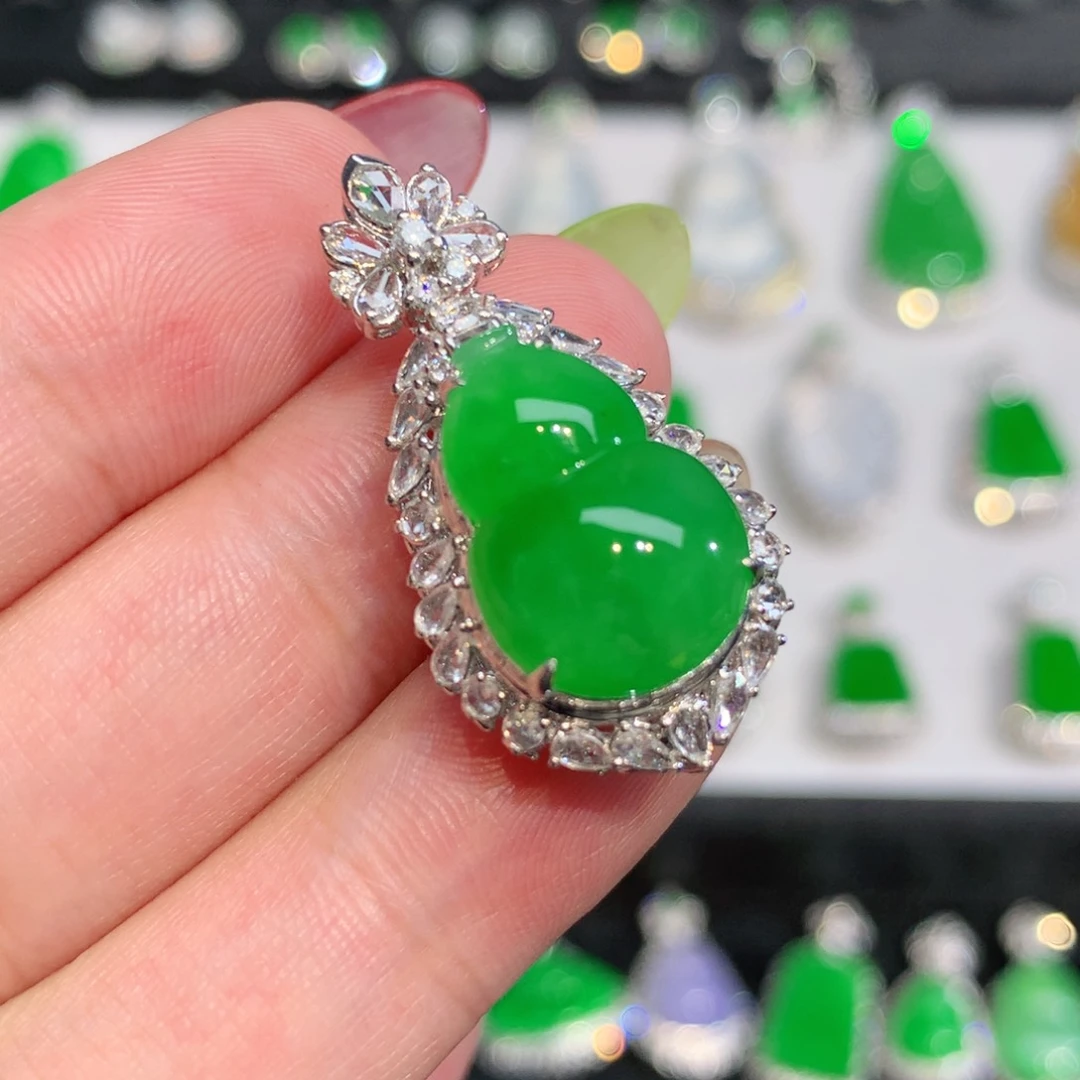 翡翠18K金镶嵌颈饰吊坠