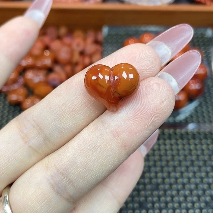 南红玛瑙未镶嵌颈饰火焰纹屁桃