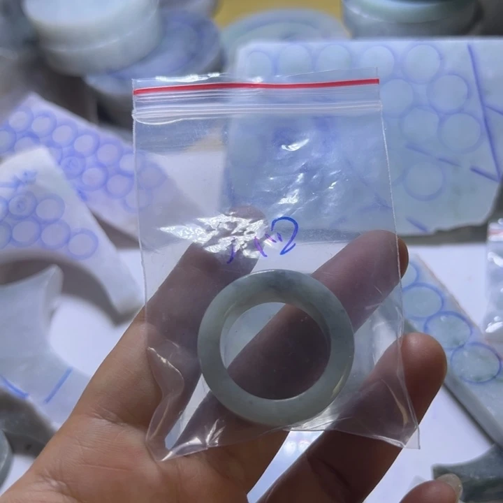 翡翠未镶嵌颈饰宁***四