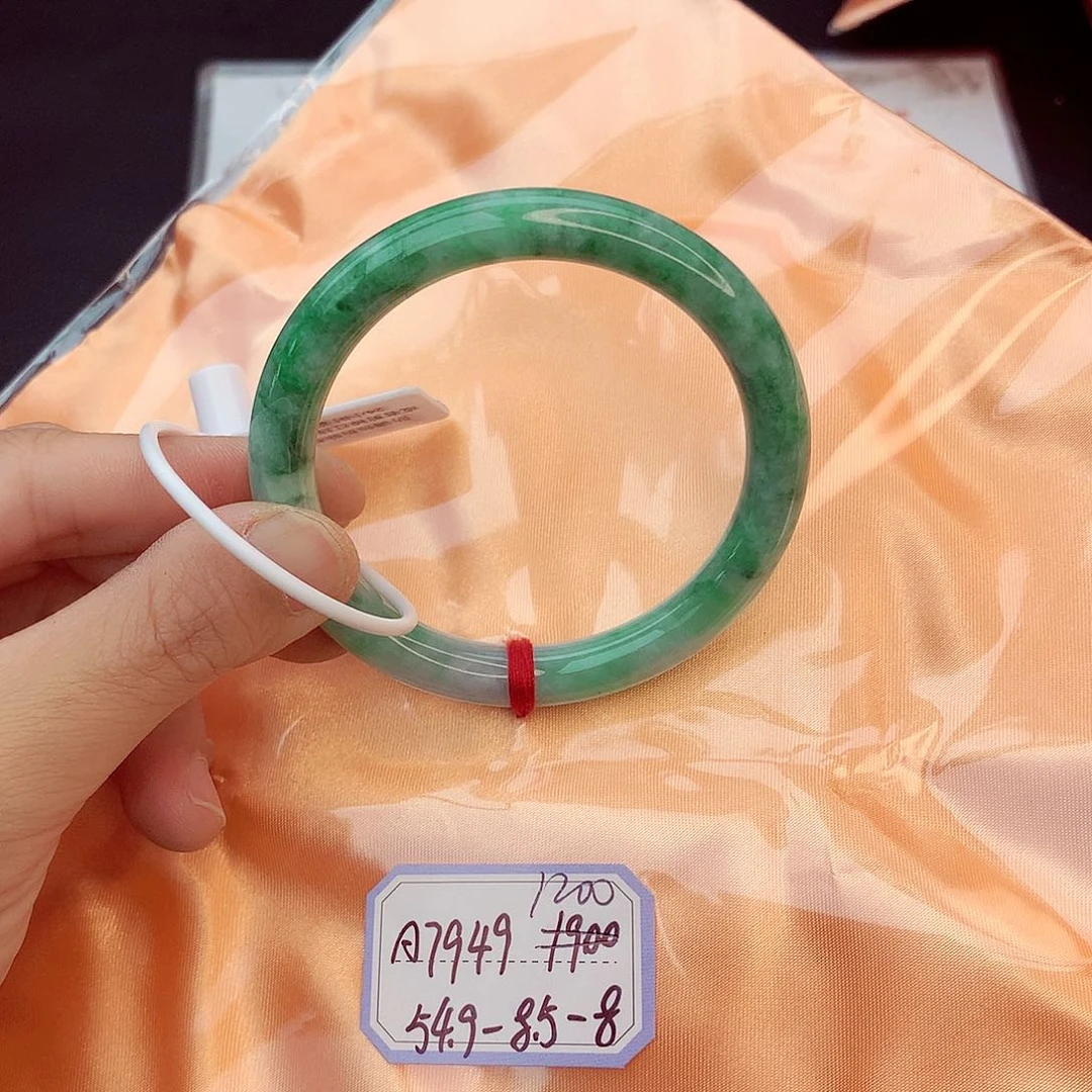 翡翠手镯未镶嵌翡翠