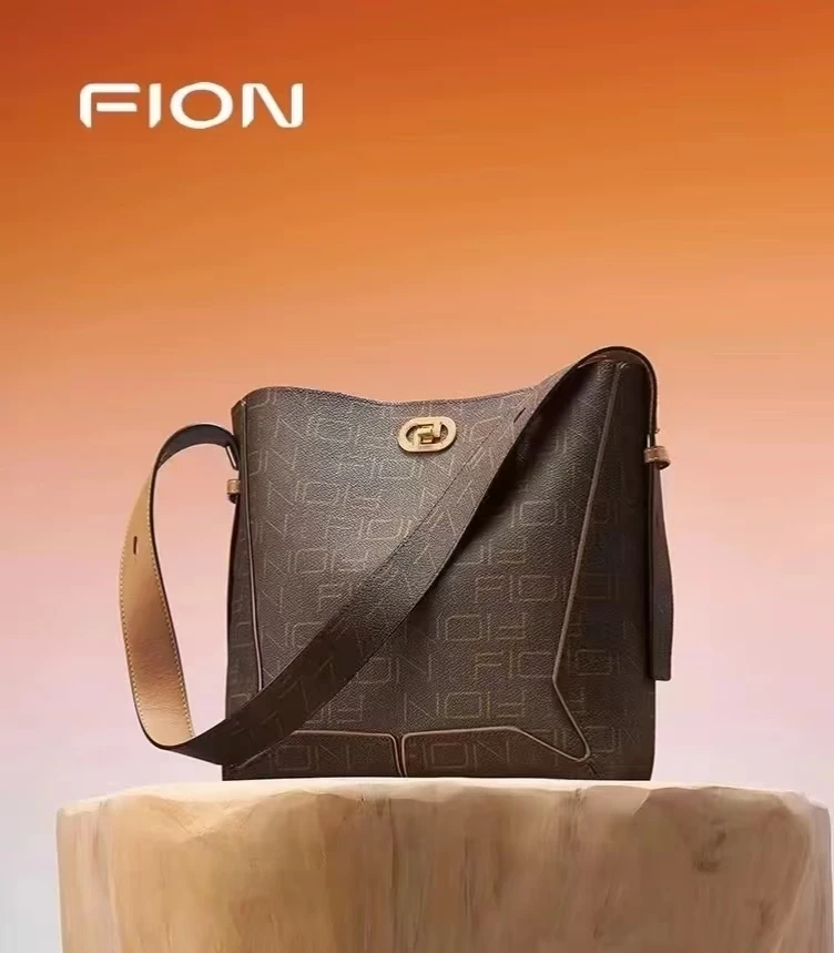 轻奢风花窗锁单肩斜挎水桶包