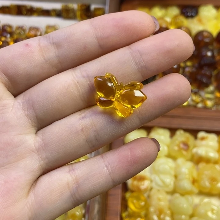橄榄核吊坠小蝴蝶