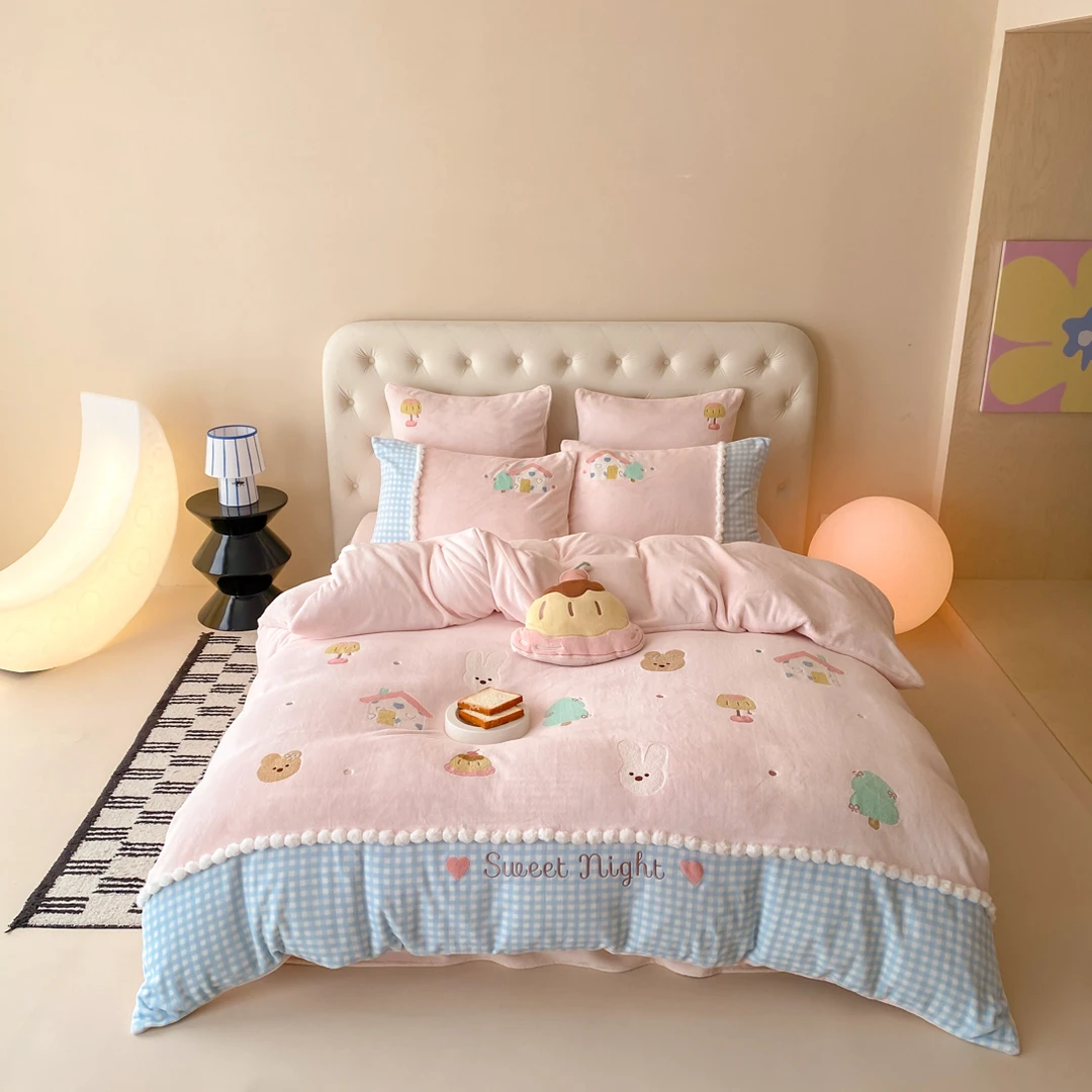 小玲子 童话镇 高克重牛奶绒拼色卡通可爱亲肤刺绣工艺款套件