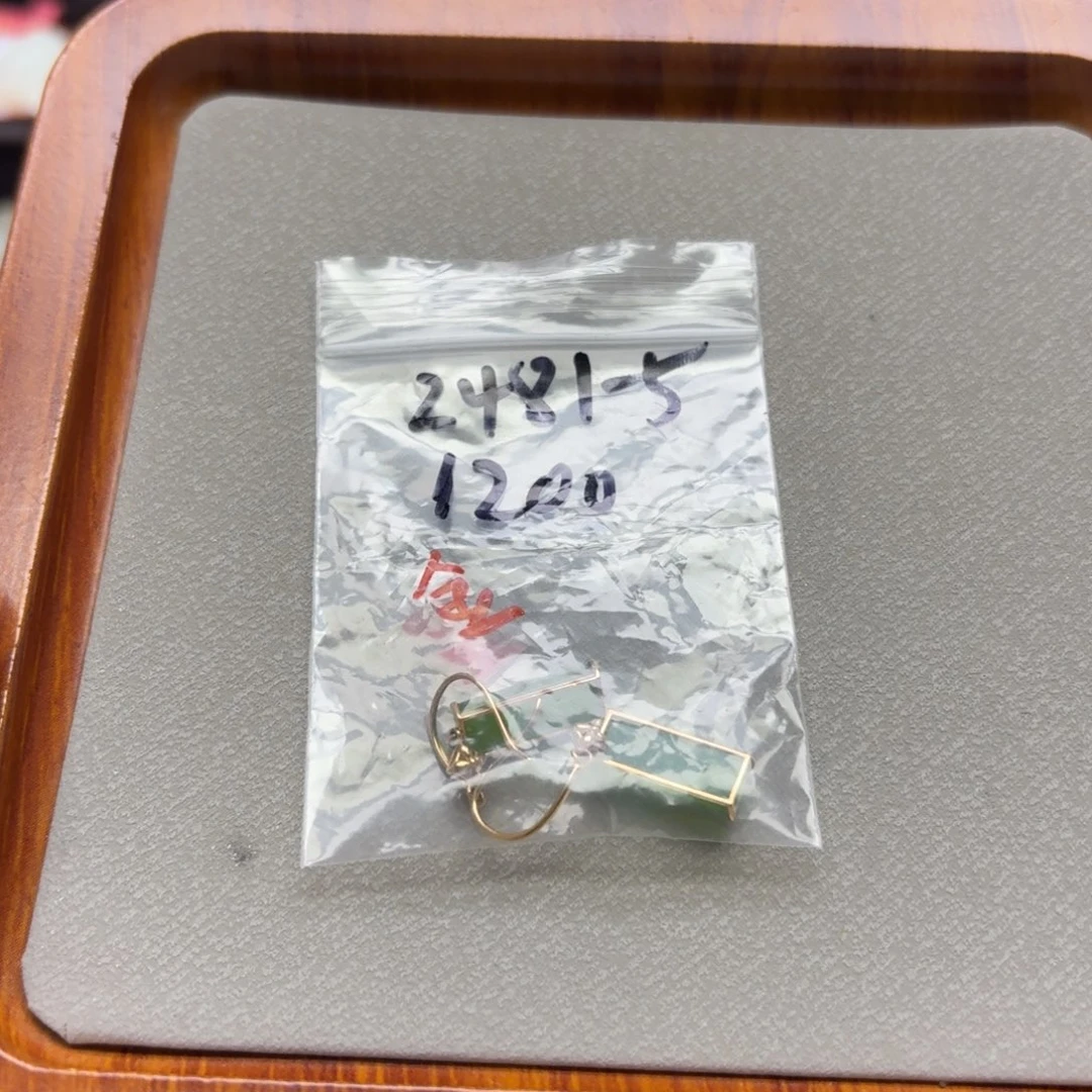 疏***玉18K金镶嵌和田玉耳饰