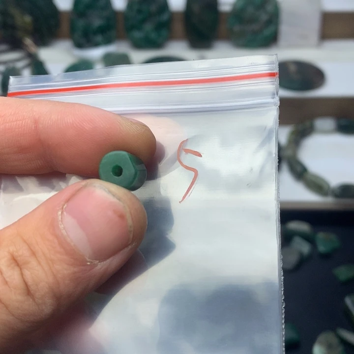 独山玉未镶嵌颈饰