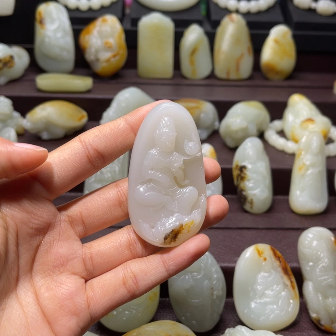 青***忆和田玉未镶嵌颈饰