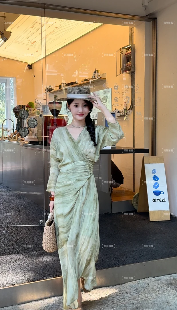 【私有浪漫】2025夏季新款气质显瘦复古绿色连衣裙法式长裙女