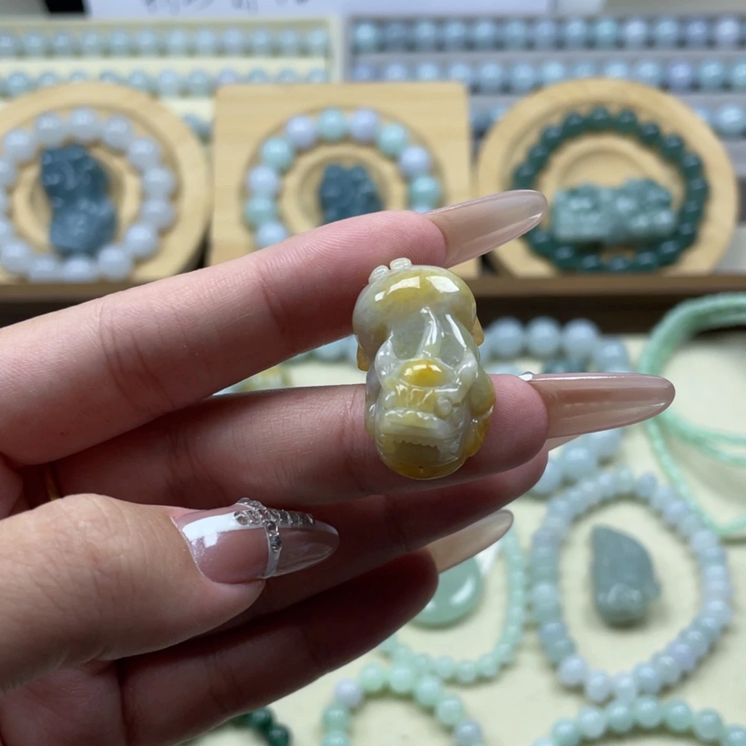 颈饰未镶嵌翡翠貔貅