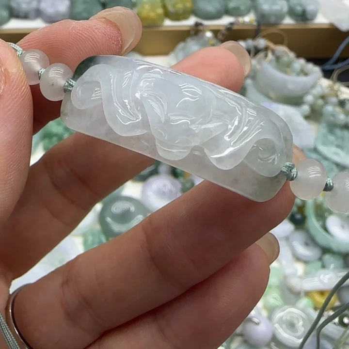 翡翠未镶嵌颈饰手牌