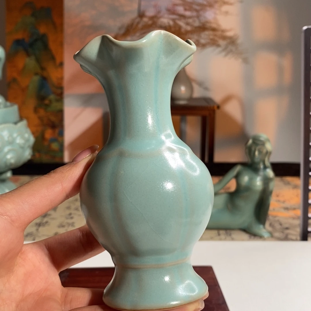 微瑕仿古荷口瓶13cm