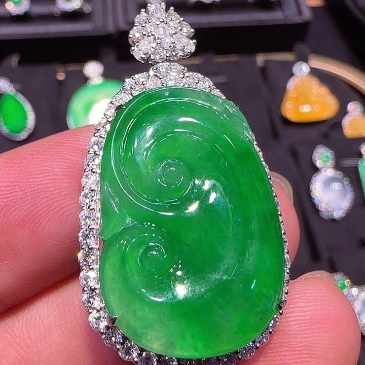 翡翠颈饰18K金镶嵌吊坠