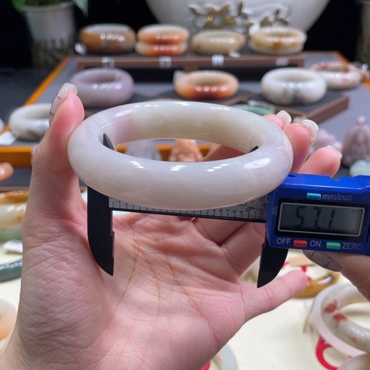 未镶嵌手镯石英质玉