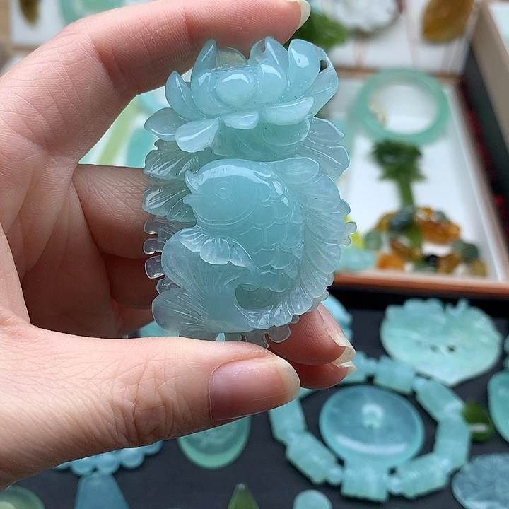 岫玉未镶嵌颈饰荷花鱼