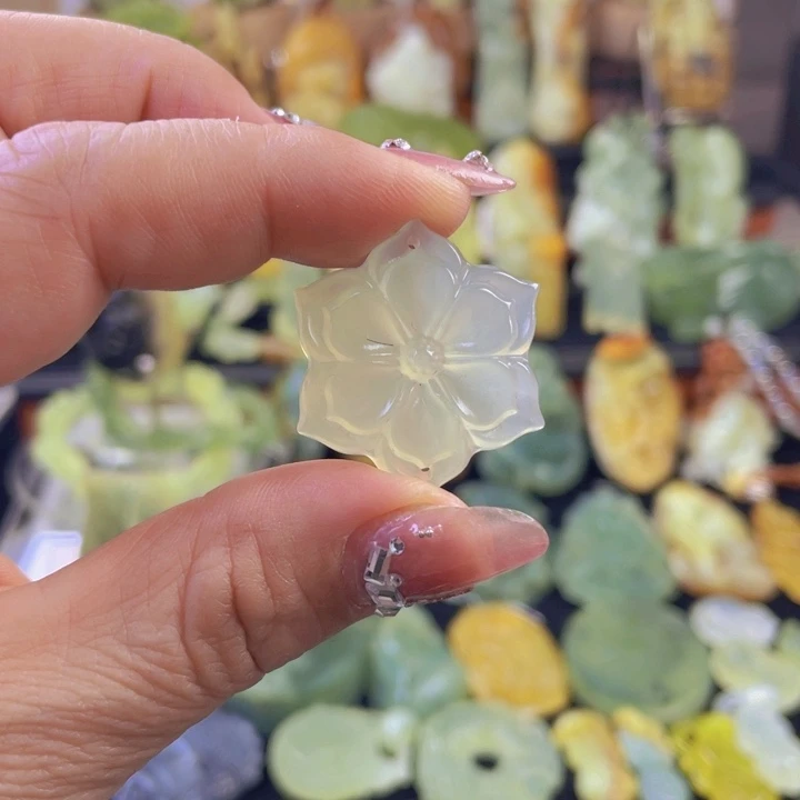 蛇纹石玉颈饰未镶嵌