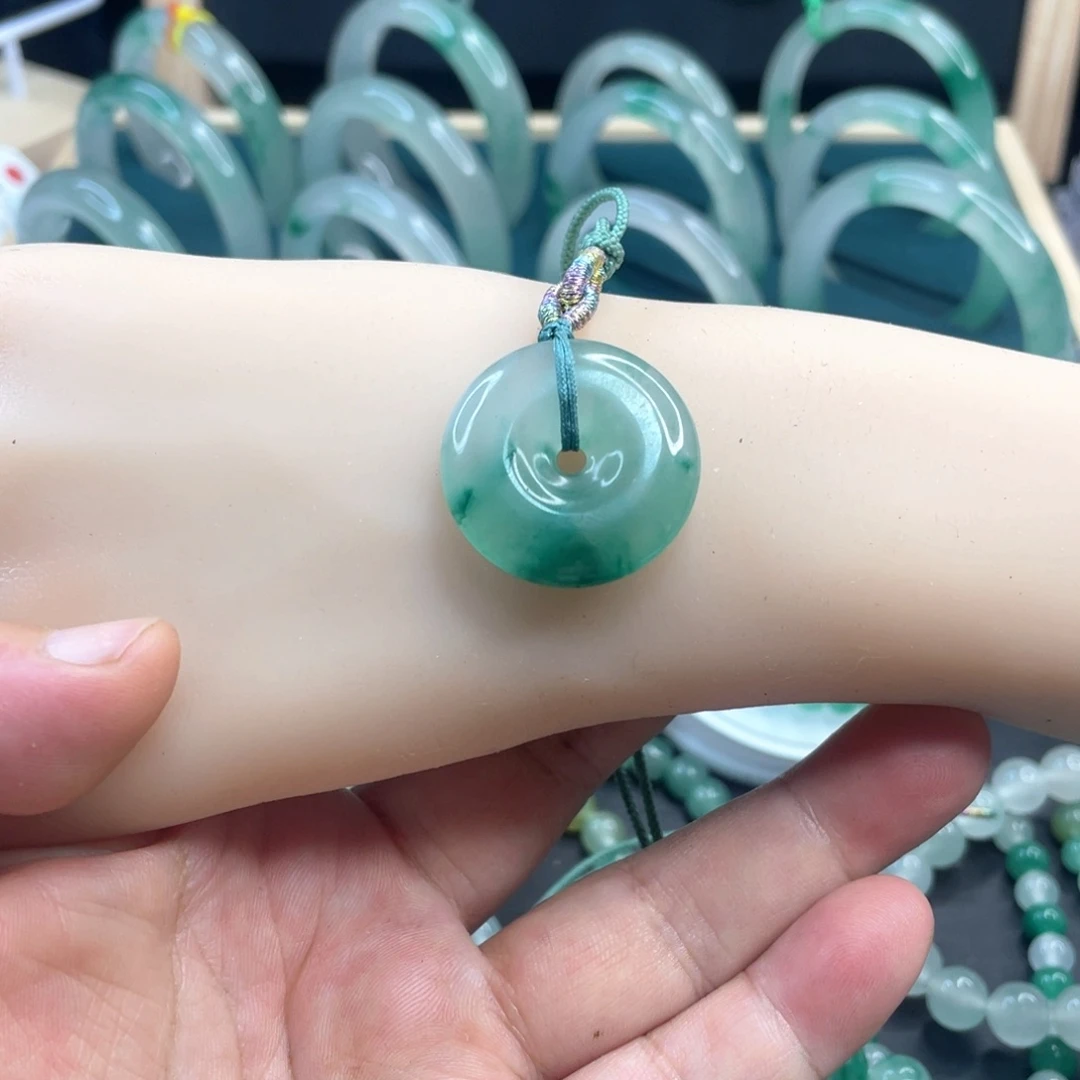 颈饰未镶嵌石英质玉