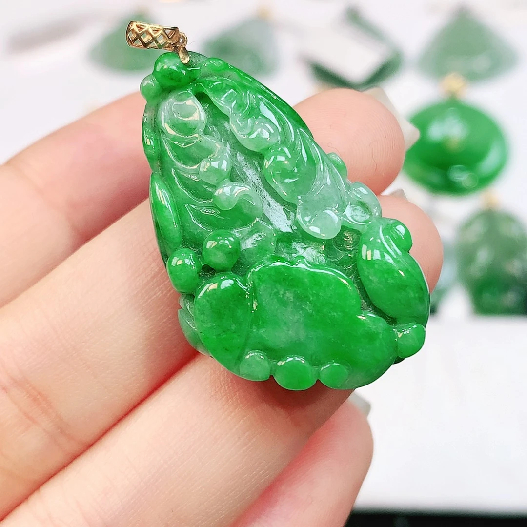 佛***莲翡翠18K金镶嵌颈饰