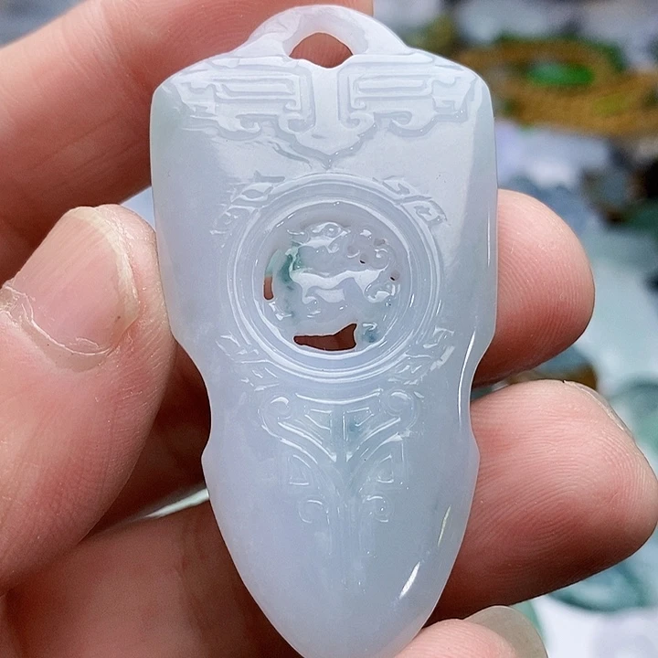 翡翠颈饰未镶嵌仿古牌