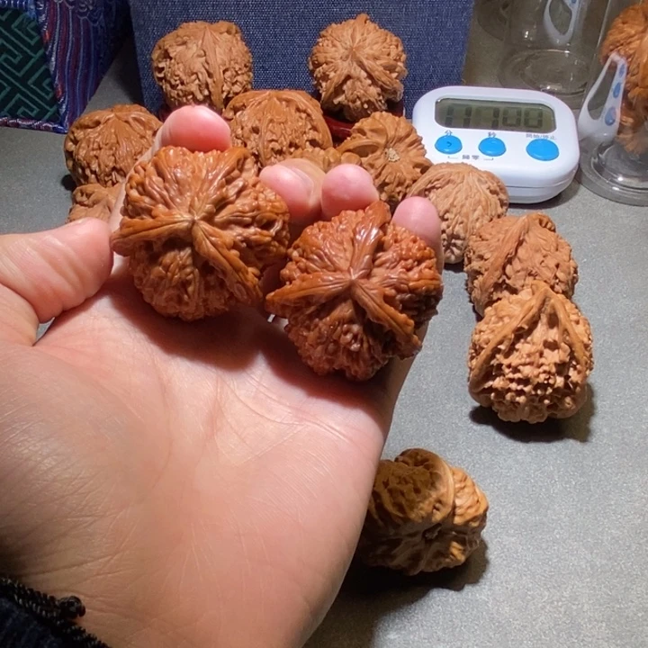 文玩核桃吊坠白狮奔