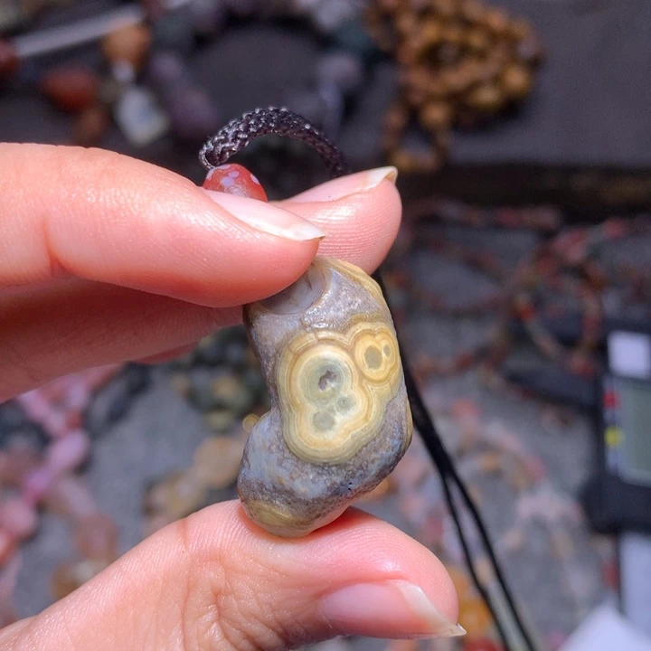 玛瑙/玉髓未镶嵌珠宝半成品瑶**师