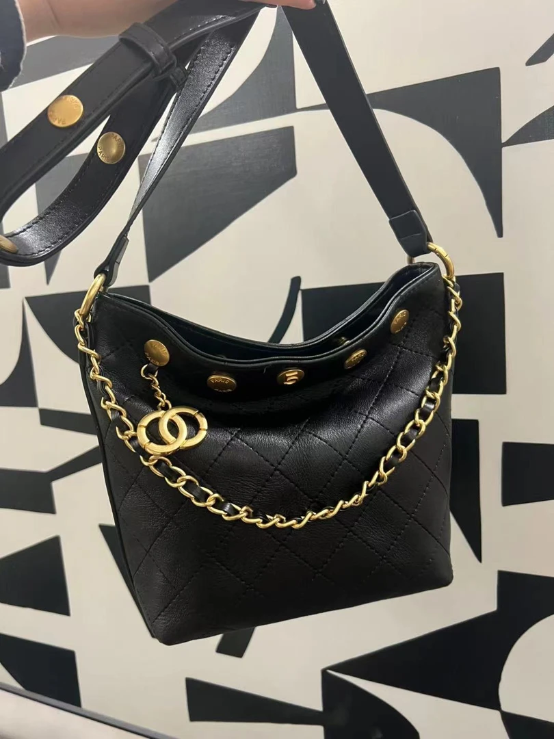 小香风包包2025新款水桶包女斜挎菱格链条包真皮大容量单肩腋下包