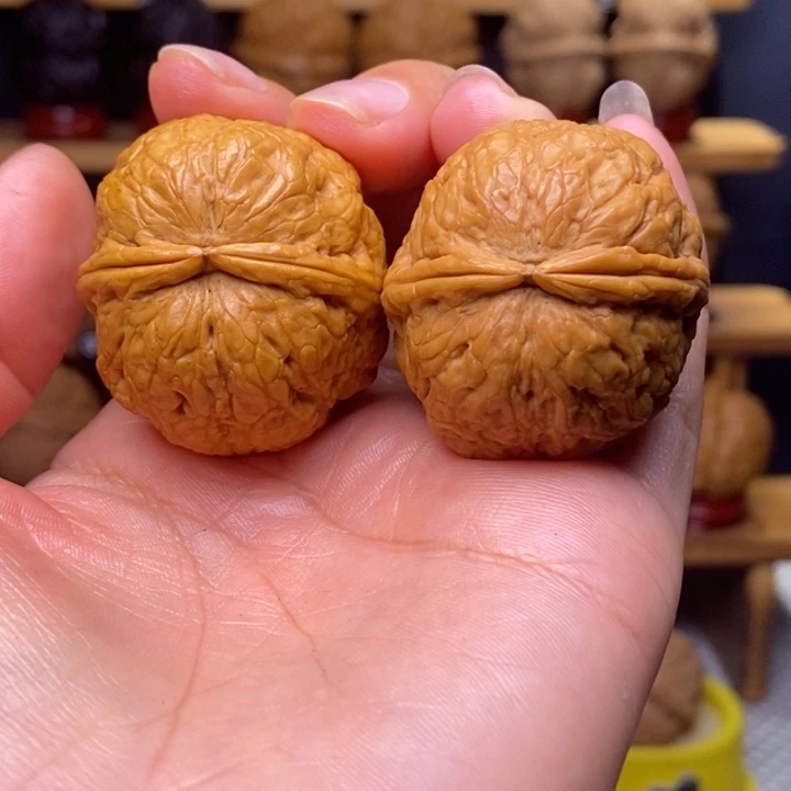 文玩核桃把件蛇皮球68