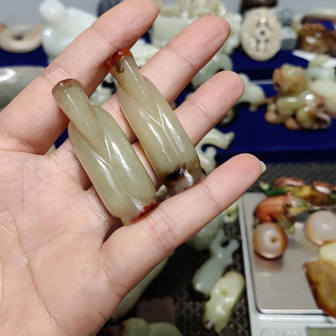 和田玉未镶嵌颈饰瓒****歌