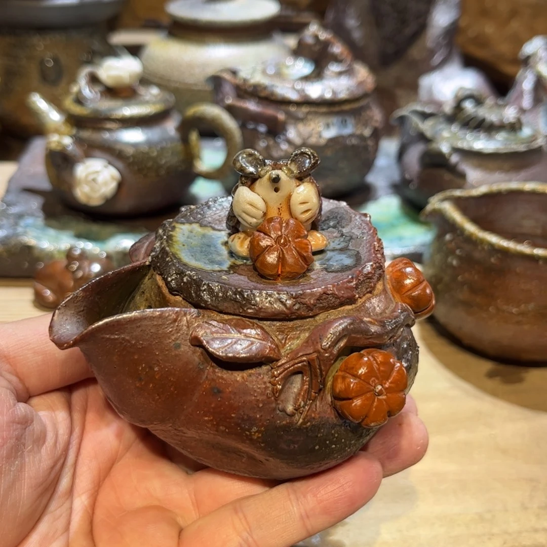 柴烧刺猬宝瓶壶。