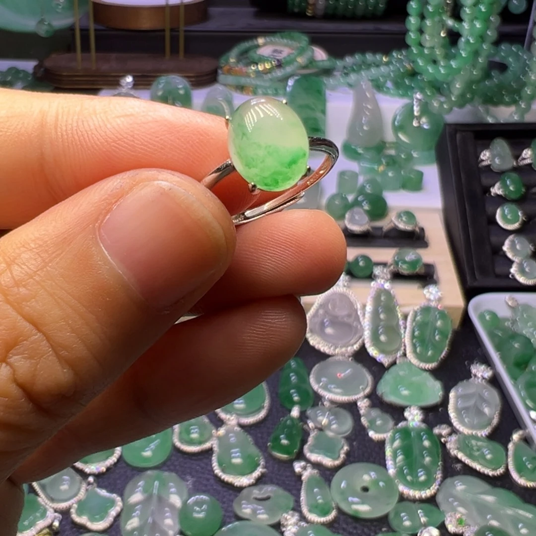 石英质玉（非洲翠）未镶嵌颈饰