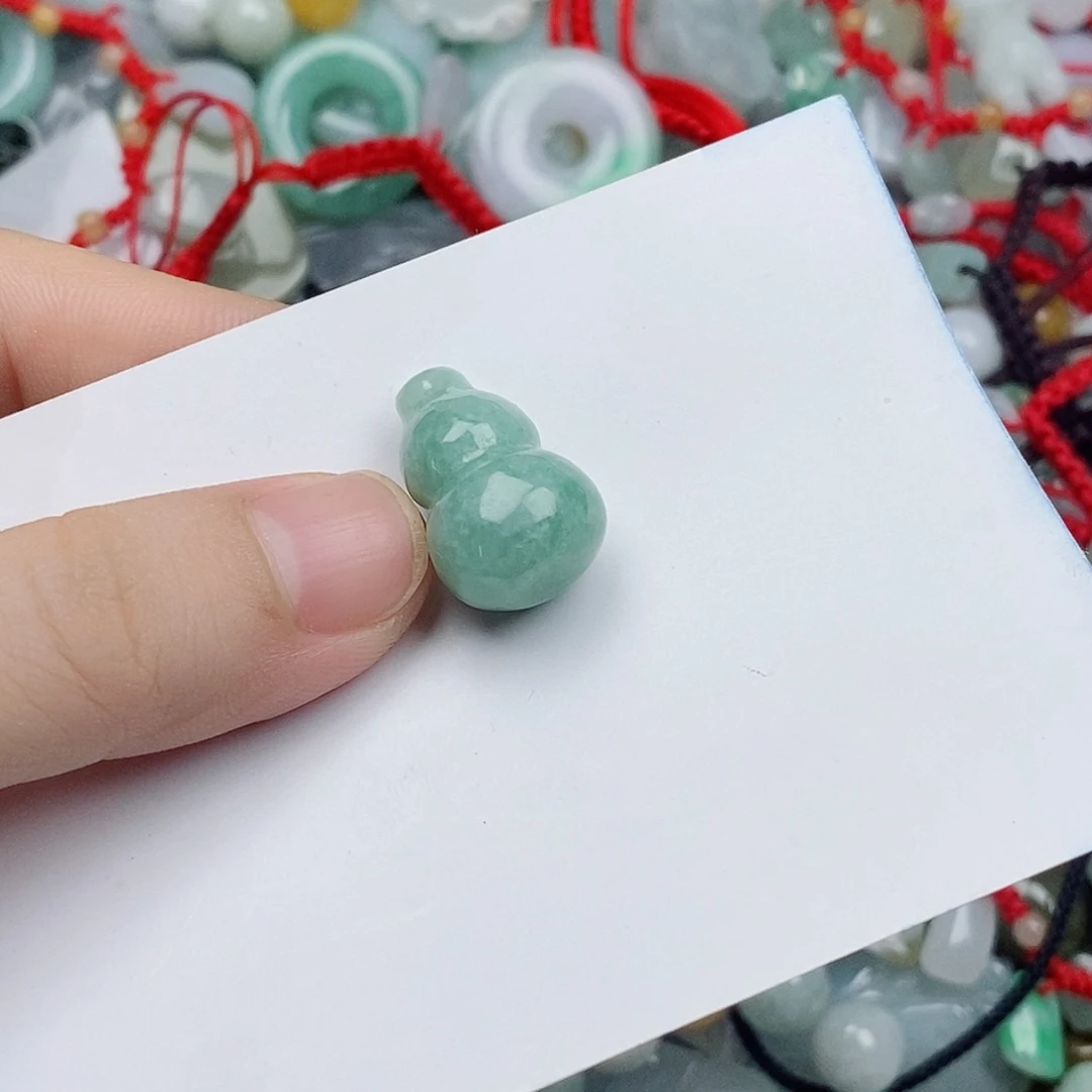 翡翠未镶嵌颈饰葫芦