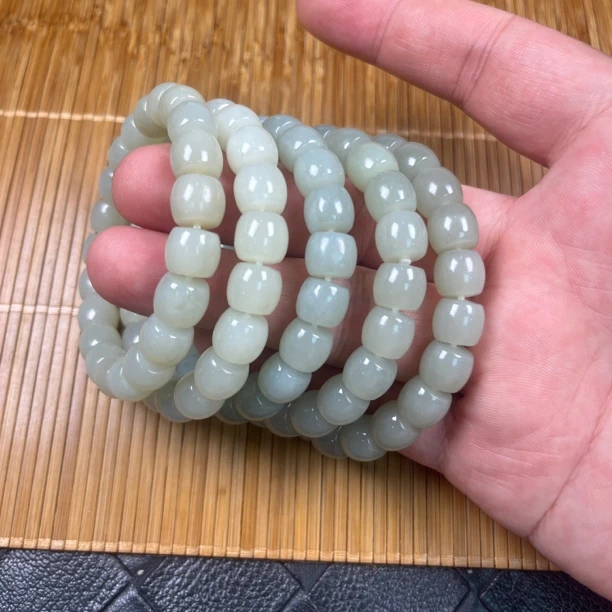 和田玉新疆且末进矿料8×10青白手串 多样性发货 拍一发一
