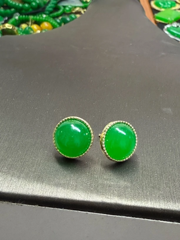 翠绿色圆耳钉时尚